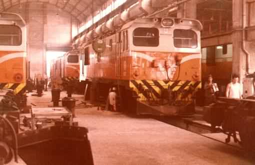 TRA Locomotive lifted with bogies removed